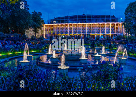 I Giardini di Tivoli Concert Hall e fontane illuminate di notte a Copenhagen, in Danimarca. Foto Stock