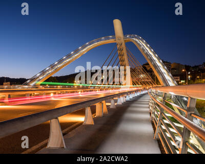 Vista notturna di Puente del Ponte del Millennio ('Millenium ponte"), noto anche come Ponte del Milenio o Puente de la Gaviota ('Seagull ponte") Ourense Foto Stock