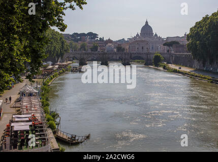 Fiume Tevere, Roma con la Basilica di San Pietro, il Vaticano sullo sfondo Foto Stock
