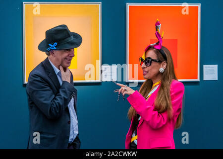 Regents Park, London, Regno Unito. 2 ottobre 2019. I visitatori del Richard Green stand - fregio Masters Londra 2019, Regents Park, Londra. Esso copre diverse migliaia di anni di arte da 130 dei leader del mondo moderno e gallerie storiche. Essa mette in mostra arte da epoca antica a fianco di Vecchi Maestri fino alla fine del XX secolo. La fiera è aperta al pubblico 03-06 ottobre. Foto Stock