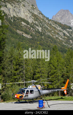 Montagna privato elicottero decolla da Argentiere DZ, Chamonix-Mont-Blanc area, Alta Savoia, Francia Foto Stock