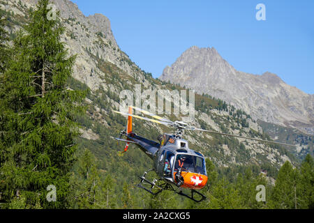 Montagna privato elicottero decolla da Argentiere DZ, Chamonix-Mont-Blanc area, Alta Savoia, Francia Foto Stock