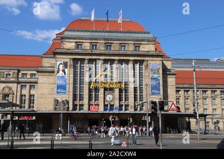 LEIPZIG, Germania - 9 Maggio 2018: Visita di passeggeri alla stazione ferroviaria (Hauptbahnhof) di Lipsia, in Germania. A 83,460 metri quadrati, è il più grande ra Foto Stock