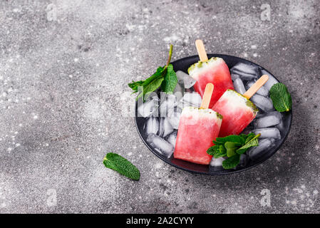 In casa popsicles in forma di cocomero Foto Stock