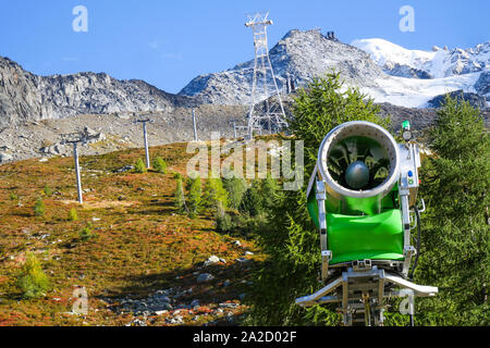 Neve cannoni a Lognan stazione della funivia, Chamonix-Mont-Blanc, Argentière, Alta Savoia, Francia Foto Stock