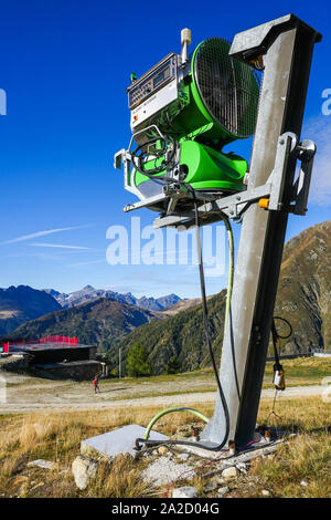 Neve cannoni a Lognan stazione della funivia, Chamonix-Mont-Blanc, Argentière, Alta Savoia, Francia Foto Stock