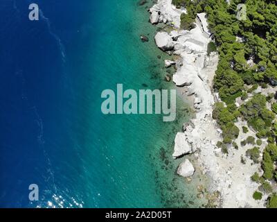 Dalmazia Adriatico. Croazia costa antenna paesaggio fotografico. Le spiagge e la costa di Mimice. Foto Stock