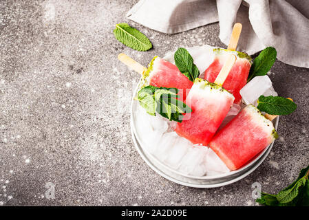 In casa popsicles in forma di cocomero Foto Stock
