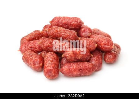 Pila di mini salsicce affumicate isolato su bianco Foto Stock