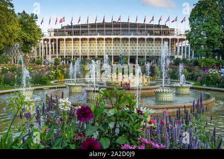 I Giardini di Tivoli Concert Hall e fontane, Copenhagen, Danimarca. Foto Stock