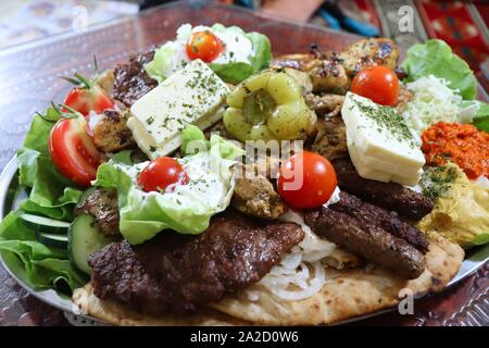 Cucina balcanica in Bosnia ed Erzegovina. Mostar grigliate di carni e formaggi. Foto Stock