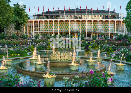 I Giardini di Tivoli Concert Hall e fontane illuminate di notte a Copenhagen, in Danimarca. Foto Stock