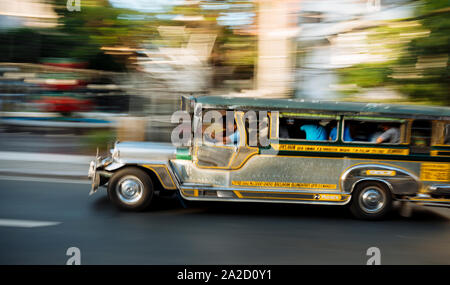 Jeepney muovendo sulla strada a Manila, Filippine Foto Stock