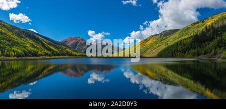 La riflessione di nuvole e montagna in laghi di cristallo, U.S. Route 550, Colorado, STATI UNITI D'AMERICA Foto Stock