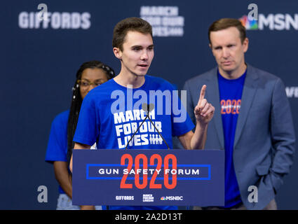 Las Vegas, Nevada, USA. 02oct, 2019. Un giorno dopo il secondo anniversario della letale riprese di massa nella storia americana che è costato la vita a 58 persone a Las Vegas, David HOGG parla al 2020 Gun Safety Forum ospitato da Giffords e marzo per la nostra vita. Credito: Brian Cahn/ZUMA filo/Alamy Live News Foto Stock