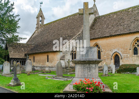 TETBURY, Regno Unito - 22 settembre 2019: costruito in pietra locale con Cotswold tetto in pietra, San Salvatore la Chiesa è un grado II-elencati del XIX secolo la chiesa anglicana Foto Stock