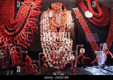 I gioielli di corallo in Croazia. Negozio gioielli la finestra di visualizzazione a Korcula. Foto Stock