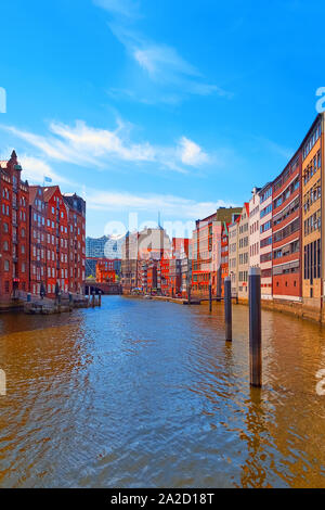 Bellissima vista del famoso Amburgo Speicherstadt warehouse district in una giornata di sole in estate, Amburgo, Germania. Foto Stock