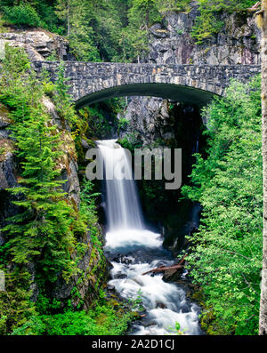 Ponte in pietra che passa al di sopra di Christine Falls, Mt Rainier National Park, nello Stato di Washington, USA Foto Stock