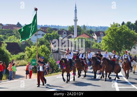 DONJI VAKUF, BOSNIA ERZEGOVINA - 29 giugno 2019: Cavalieri prendere parte alla processione Ajvatovica in Bosnia. Ajvatovica è il più grande trad islamica Foto Stock