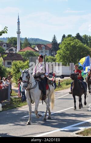 DONJI VAKUF, BOSNIA ERZEGOVINA - 29 giugno 2019: Cavalieri prendere parte alla processione Ajvatovica in Bosnia. Ajvatovica è il più grande trad islamica Foto Stock