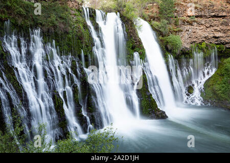 Vista delle cascate, McArthur-Burney cade Memorial State Park, Burney, CALIFORNIA, STATI UNITI D'AMERICA Foto Stock