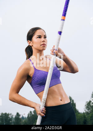 Vista della giovane donna pole il ponticello Foto Stock