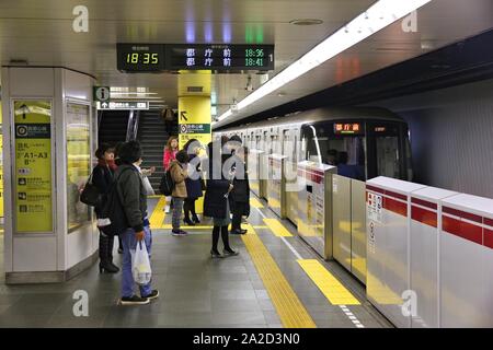 TOKYO, Giappone - 30 novembre 2016: la gente in attesa per la Toei alla metropolitana di Tokyo. La Toei metropolitana e metropolitana di Tokyo hanno 285 stazioni e hanno 8,7 milioni di utenti ogni giorno Foto Stock