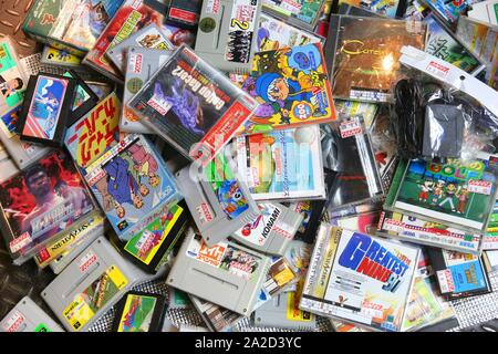 TOKYO, Giappone - 4 dicembre 2016: Retro video gioco collezionabili store bargain bin nella regione di Akihabara di Tokyo, Giappone. Akihabara Electric District spe Foto Stock