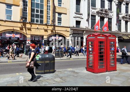 LONDON, Regno Unito - 7 Luglio 2016: la gente visita Coventry Street a Londra, Regno Unito. Londra è la città più popolosa del Regno Unito con 13 milioni di persone che vivono nella sua Foto Stock