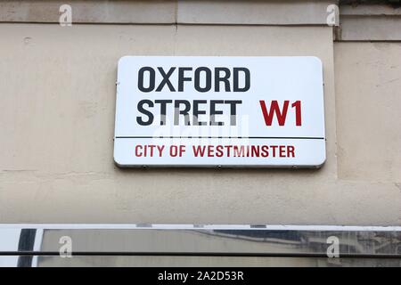 LONDON, Regno Unito - 9 Luglio 2016: Oxford Street sign in Londra, Regno Unito. Londra è la città più popolosa del Regno Unito con 13 milioni di persone che vivono nel suo metro sono Foto Stock