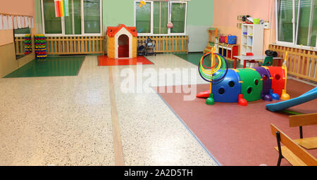 Vivaio grande sala giochi senza figli Foto Stock