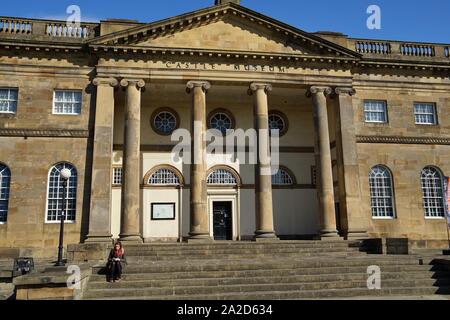 York museum con la sua impressionante facciata in pietra con portico di colonne windows e ampia scalinata che conduce alla porta di York Yorkshire Inghilterra Foto Stock