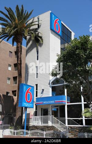 LOS ANGELES, Stati Uniti d'America - Aprile 5, 2014: Motel 6 vista esterna in Hollywood, LA. Motel 6 è parte del Gruppo Blackstone e ha circa 1.100 località negli STATI UNITI Foto Stock