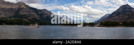 Alto Lago di Waterton, Alberta, Canada - 31 agosto 2019: vista panoramica del lago glaciale circondata dalla splendida Canadian Rocky Mountains durante una c Foto Stock