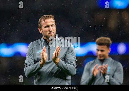 Harry Kane del Tottenham Hotspur tubicini sostenitori in vista di una partita della UEFA Champions League contro il Bayern Monaco, 1 ottobre 2019. Foto Stock