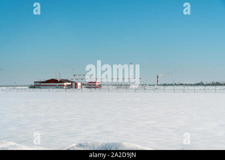 Stazione meteo in un inverno nevoso campo Foto Stock