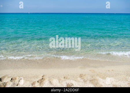 Il Losari Beach in Belgodère, Corsica, Francia. Idillica spiaggia mediterranea nell'isola francese della Corsica. Foto Stock