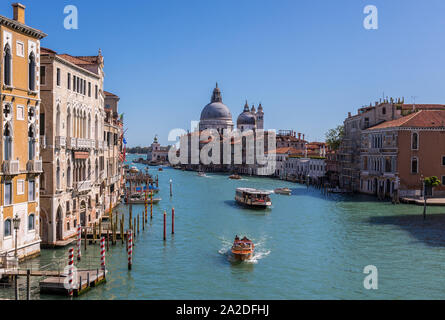 Vista sul famoso Canal Grande con Basilica di Santa Maria della Salute, Venezia, Italia. Vista dal Ponte di Rialto Foto Stock