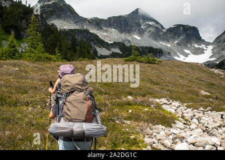 Un paio di escursioni a piedi lungo un sentiero per una notte di campeggio in montagna. Foto Stock