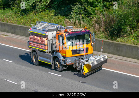 Spandiconcime con capacità 9m3 con spazzaneve e telai Man veicoli per la manutenzione invernale su strada; lama in polietilene stampata con montaggio DIN e-Plow e CE-Plows operatori di veicoli. Gritters per aratro da neve a lama dritta per impieghi pesanti sull'autostrada M61, Regno Unito Foto Stock