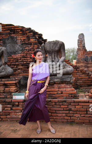 Donna di scattare una foto con un tradizionale costume tailandese durante il Ayut Foto Stock