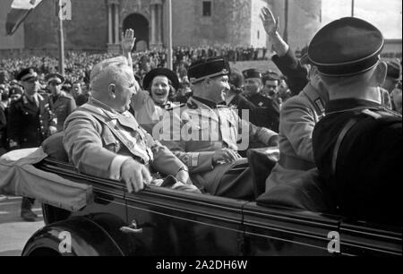 Der Reichsleiter der NSDAP und Leiter der Deutschen Arbeitsfront, Robert Ley, bei einem Besuch in Italien, hier mit Tullio Cianetti, 1938. Nazi Reichsleiter e leader della Deutsche Arbeitsfront, Robert Ley, in visita in Italia, qui con Tullio Cianetti, 1938. Foto Stock