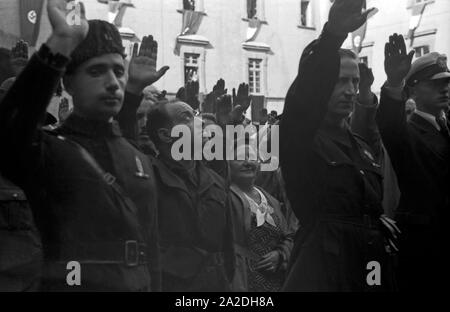 Begeisterte Anhänger grüßen den Reichsleiter der NSDAP und Leiter der Deutschen Arbeitsfront, Robert Ley, bei einem Besuch in Italien, 1938. Fanatici sostenitori saluto nazista di Reichsleiter e leader della Deutsche Arbeitsfront, Robert Ley, in visita in Italia, 1938 Foto Stock