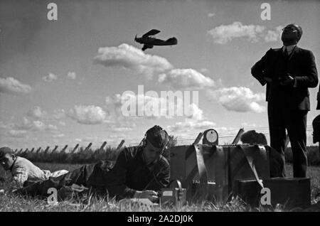 Funker und Rekrut bei einer Geländeübung auf dem Flugplatz der Flieger Ausbildungsstelle Schönwald, Deutschland 1930er Jahre. Operatore radio e recluta mentre un campo esercitare presso l'aerodromo di Flieger Ausbildungsstelle Schoenwald, Germania 1930s. Foto Stock