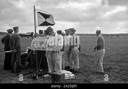 Rekruten der Luftwaffe der Wehrmacht auf dem Flugfeld der Flieger Ausbildungsstelle Schönwalde, Deutschland 1930er Jahre. Reclute della Luftwaffe tedesca all'aeroporto del Flieger Ausbildungsstelle Schoenwalde, Germania 1930s. Foto Stock