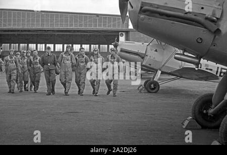 Rekruten der Luftwaffe der Wehrmacht auf dem Flugfeld der Flieger Ausbildungsstelle Schönwalde, Deutschland 1930er Jahre. Reclute della Luftwaffe tedesca all'aeroporto del Flieger Ausbildungsstelle Schoenwalde, Germania 1930s. Foto Stock