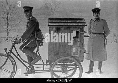 Ein Foto aus der Zeit des Ersten Weltkrieges bei der Heeres Brieftauben Anstalt in Berlin Spandau, Deutschland, 1910er Jahre. Una foto a partire dai giorni della prima guerra mondiale al Heeres Brieftauben Anstalt, Berlin Spandau, Germania 1910s. Foto Stock