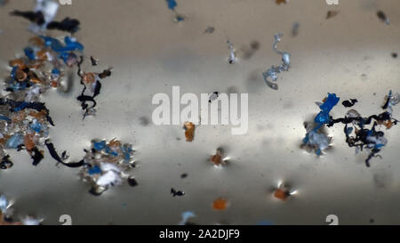 Plastica entra nel bacino di acqua e progressivamente distrutte dalle onde e sun. Le particelle di plastica si accumulano nei campi e grumi sulla superficie di acqua e in t Foto Stock