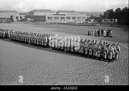 Die Rekruten der Flieger Ausbildungsstelle Schönwalde sind auf dem Exerzierplatz angetreten, Deutschland, 1930er Jahre. Reclute formate fino alla perforazione del terreno, Germania 1930s. Foto Stock